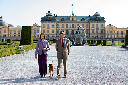 Kungen och drottningen i Drottningholms slottspark med hunden Brandie